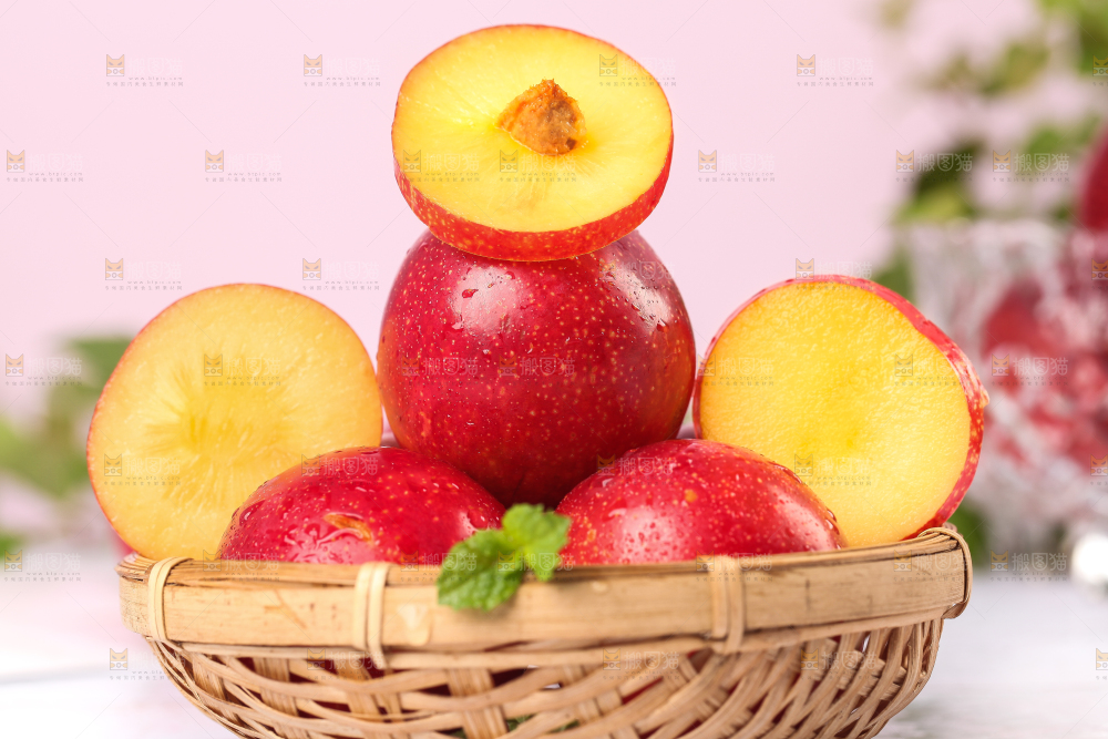 篮子里装着李子