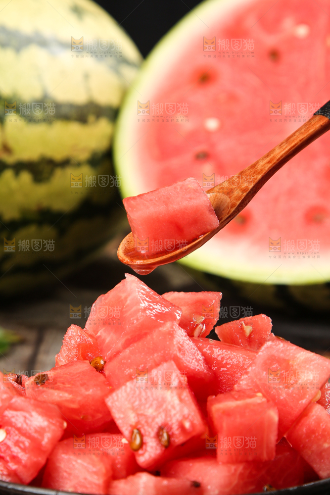 手里拿着冰糖西瓜