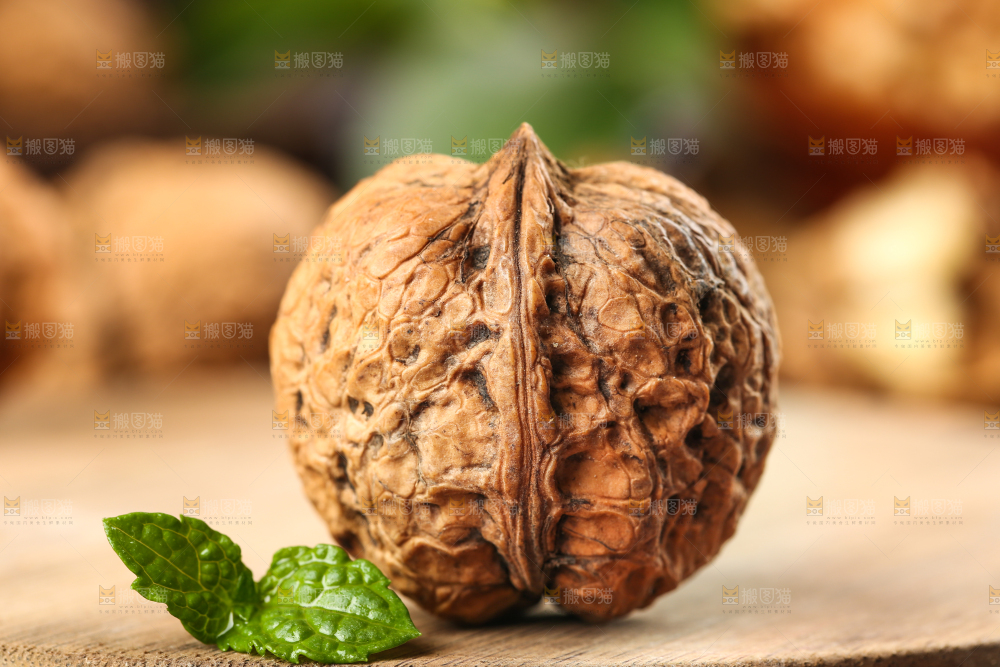 木底上摆放着大核桃