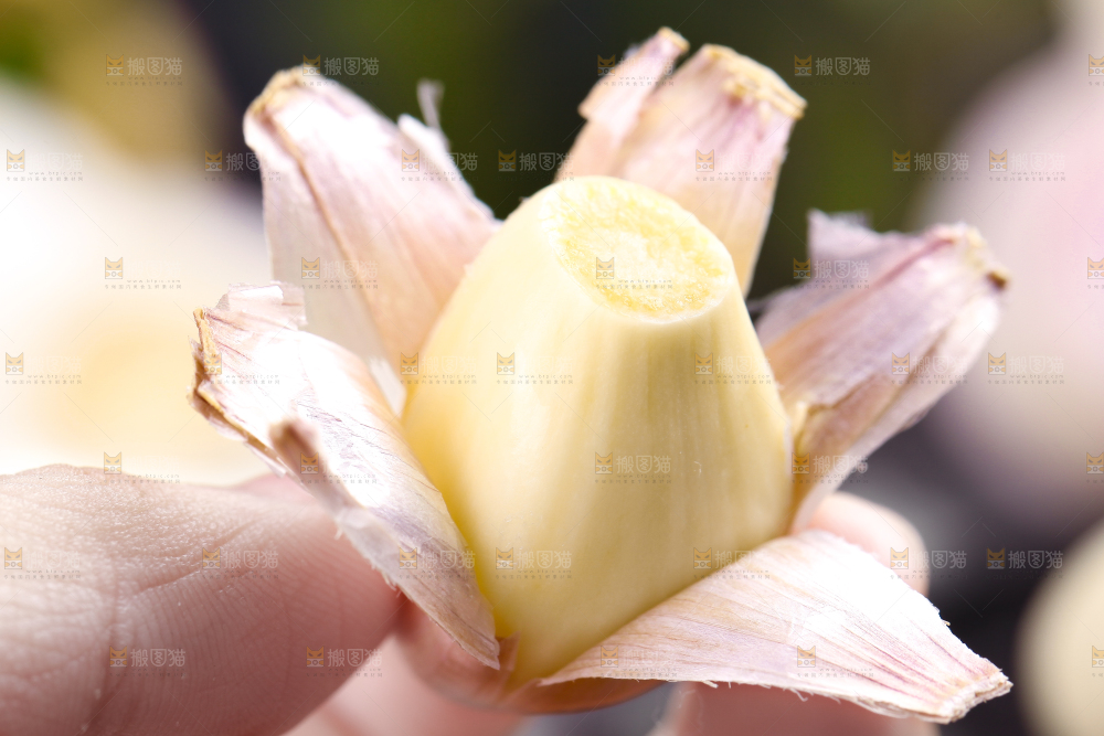 深底上放着剥皮的大蒜