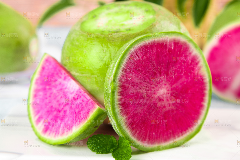 浅底上摆放着心里美萝卜