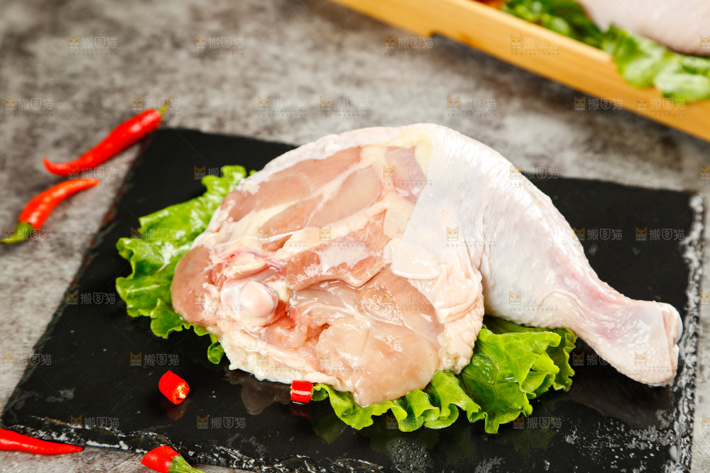 盘子里装着鸡腿