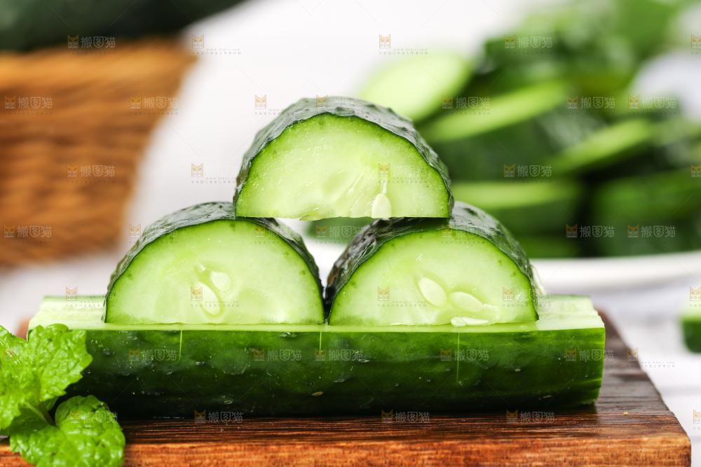 木底上堆放着新鲜黄瓜