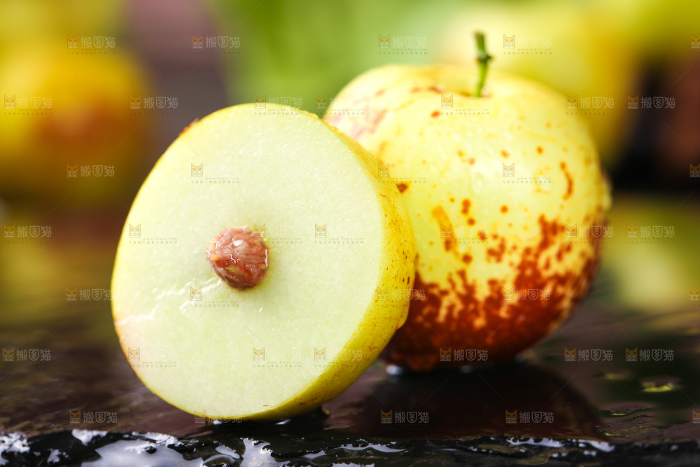 深底上摆放着冬枣