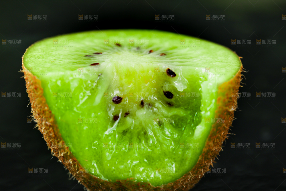 黑底上摆放着奇异果