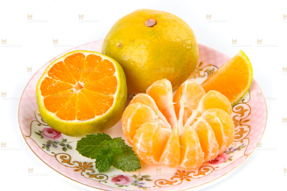 盘子里装着蜜桔
