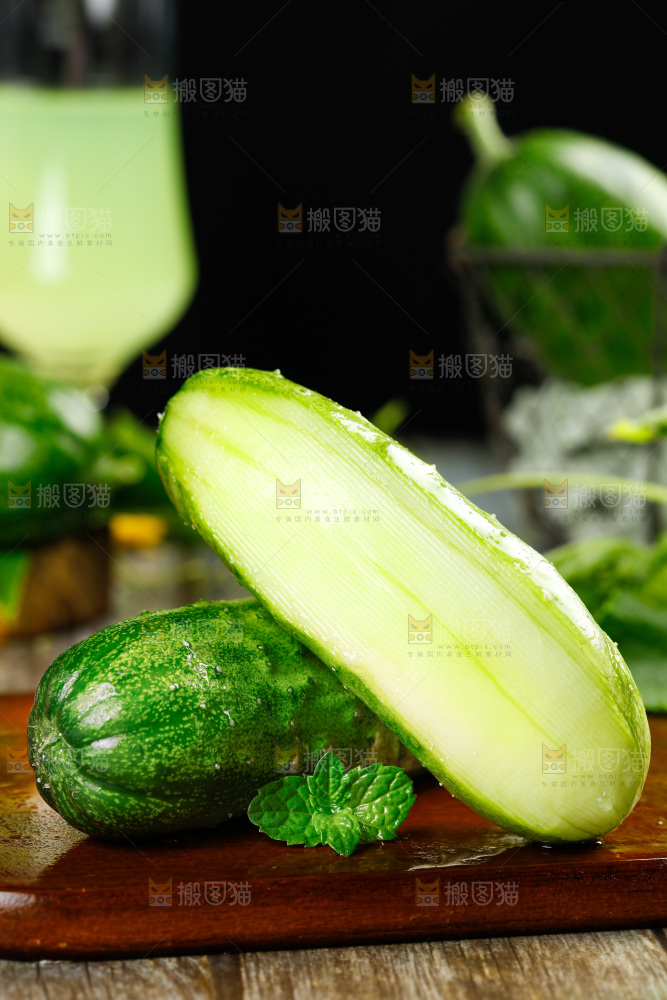 木底上放着黄瓜