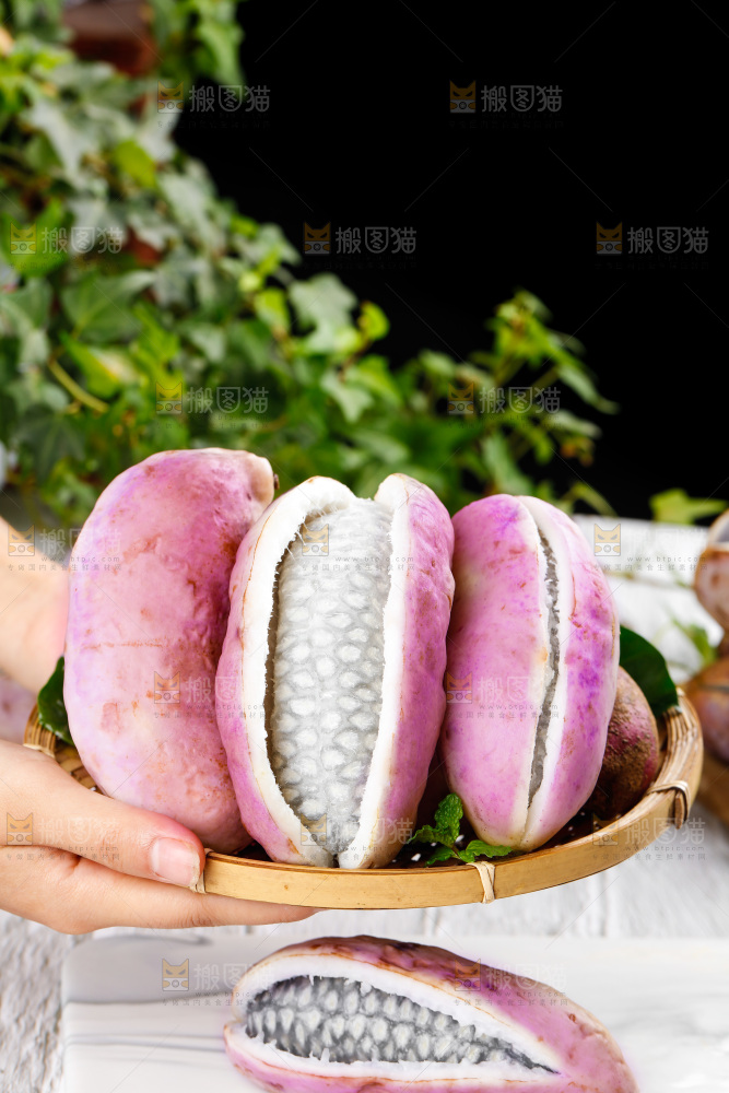 手里拿着八月瓜