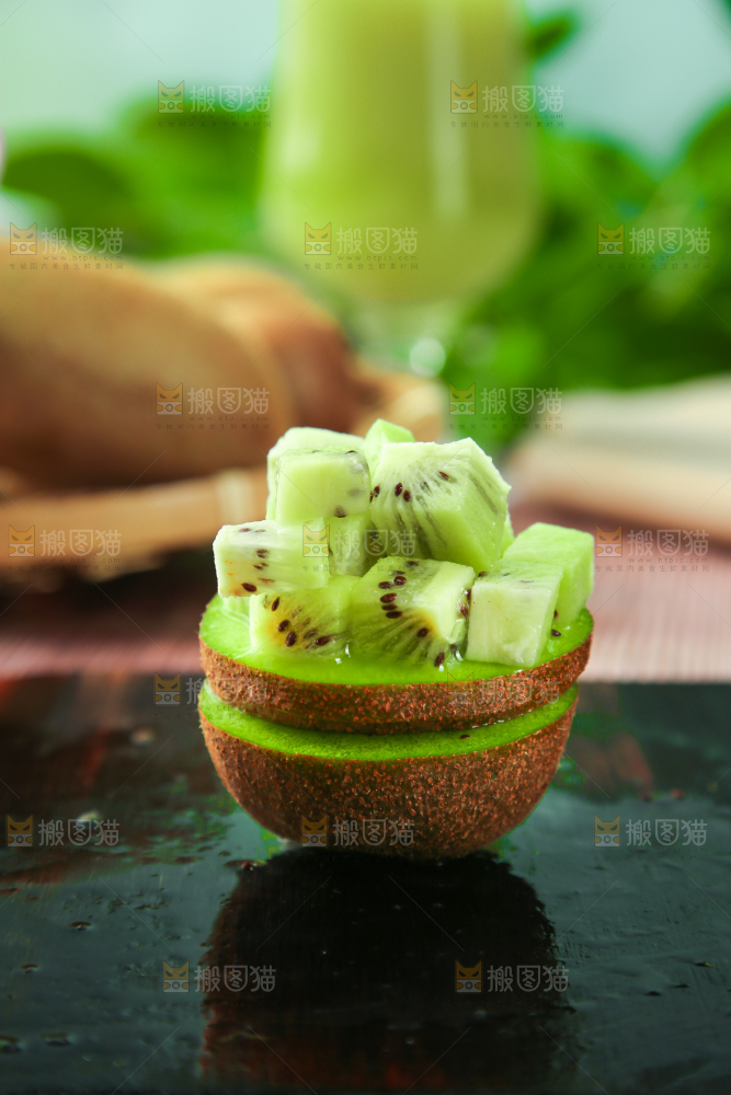 黑底上摆放着奇异果
