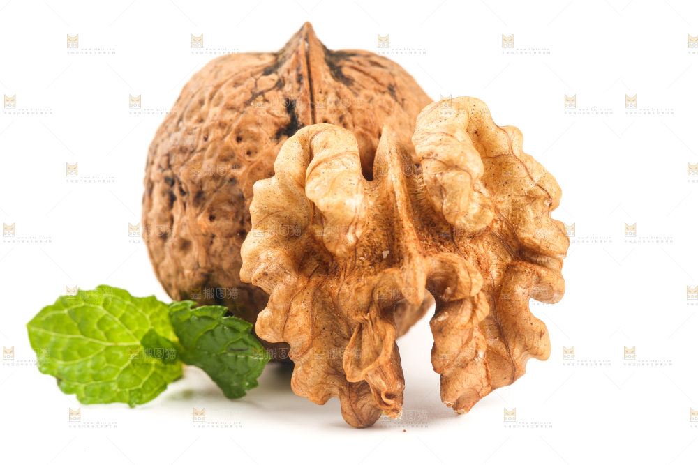 白底上摆放着核桃