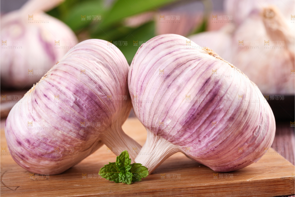 木底上摆放着大蒜