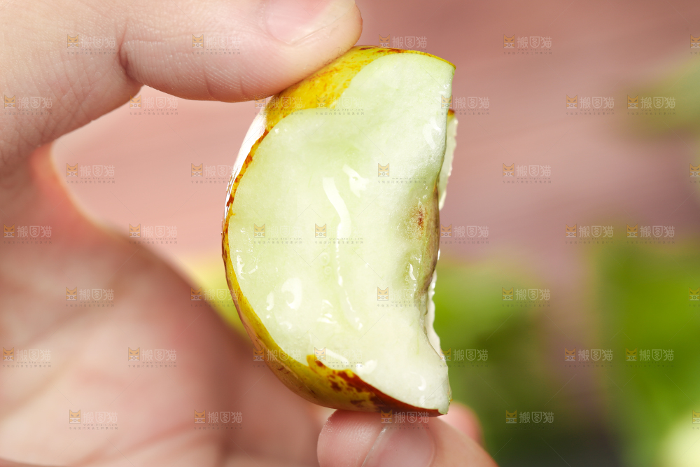 手里拿着冬枣