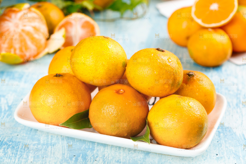 盘子里放着蜜橘