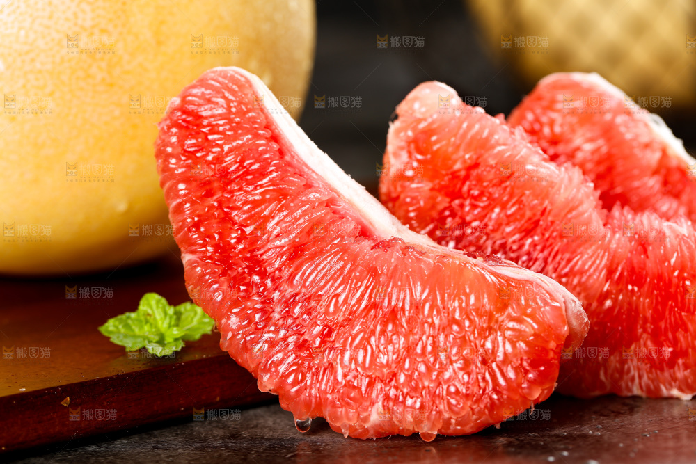 木底上摆放着红心柚子