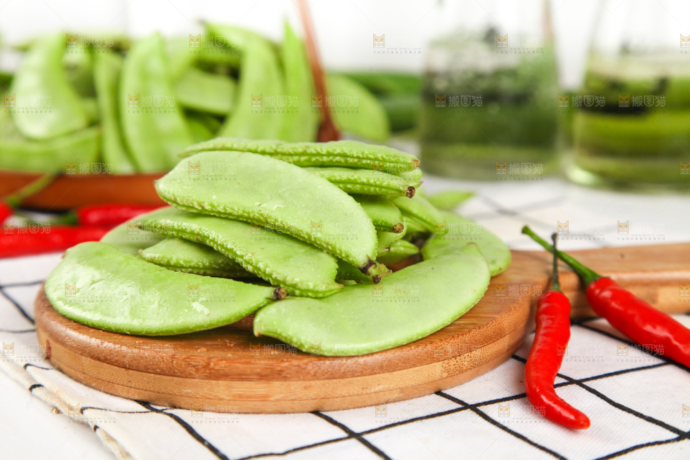 格子底上摆放着扁豆角