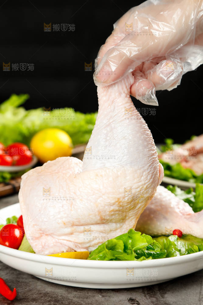手里拿着大鸡腿