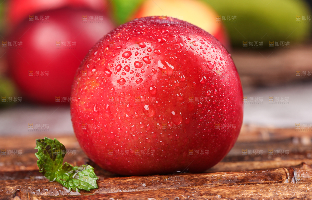 木底上放着红李子