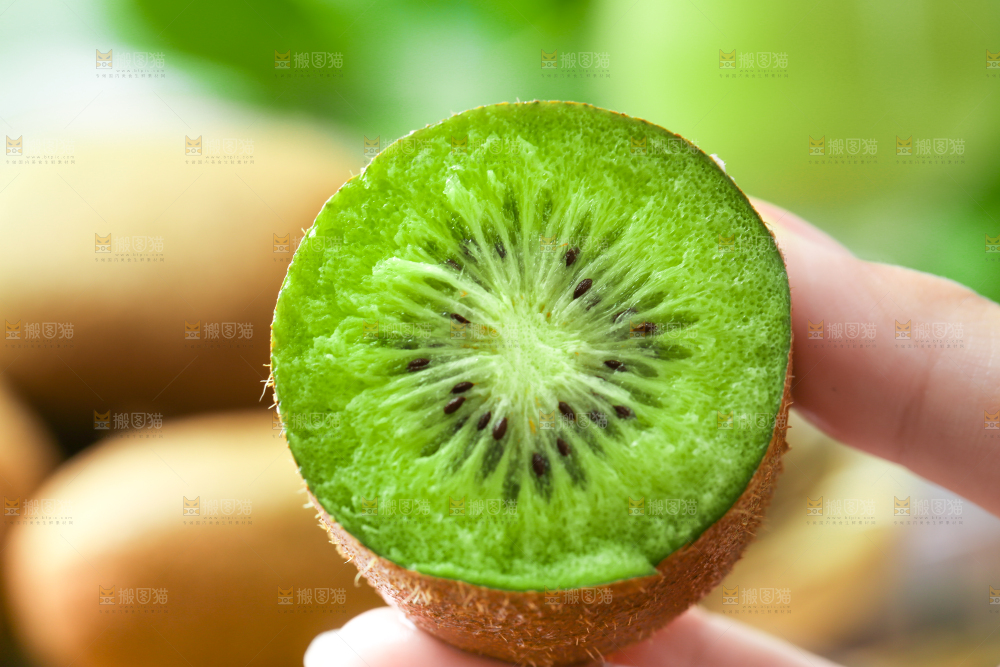 手里拿着奇异果