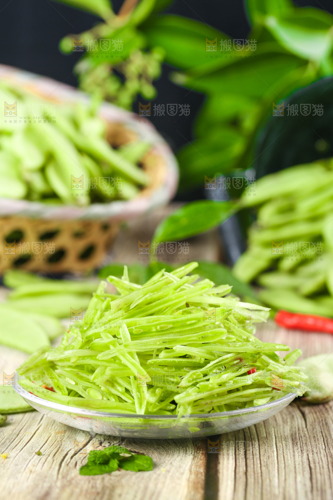 盘子里装着扁豆角