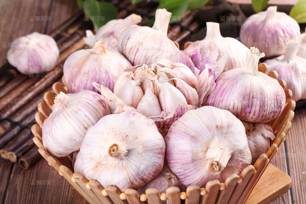 篮子里装着干大蒜