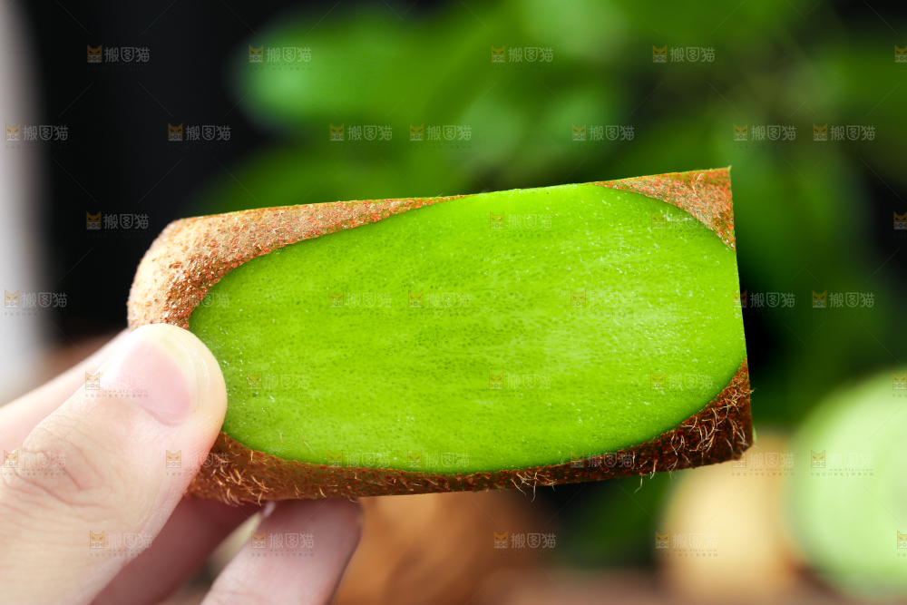 手里拿着奇异果
