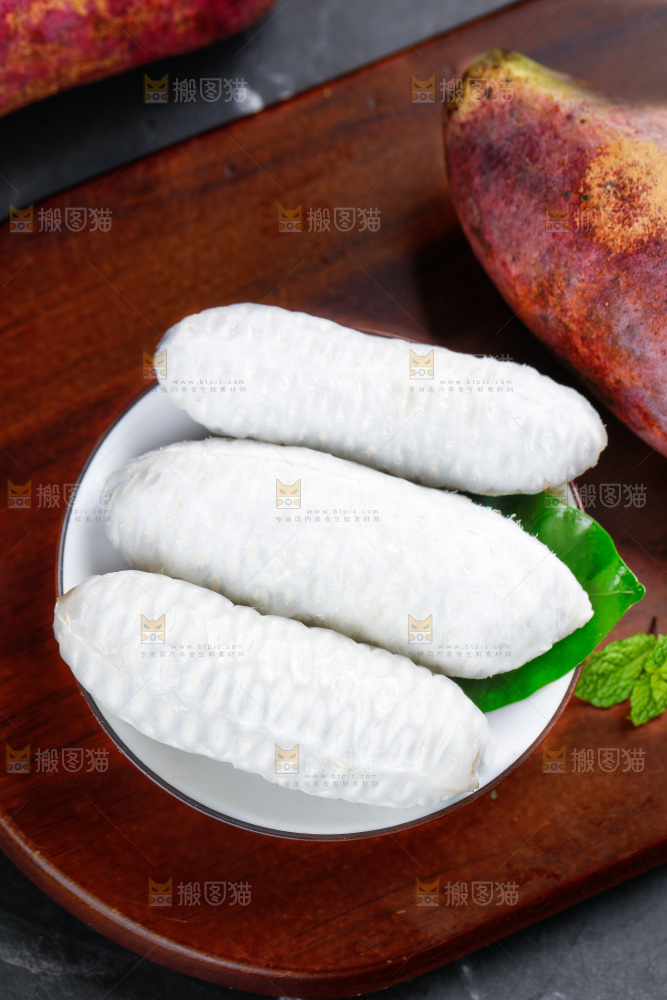 碟子里放着剥皮的八月瓜
