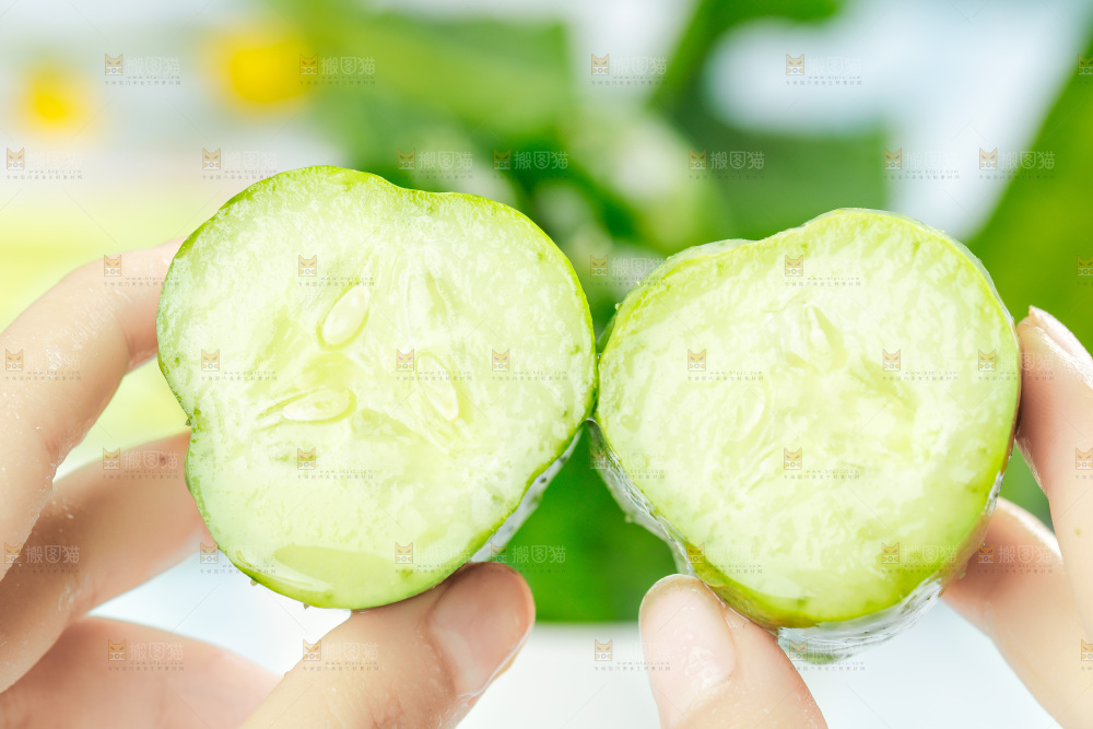 手里拿着黄瓜
