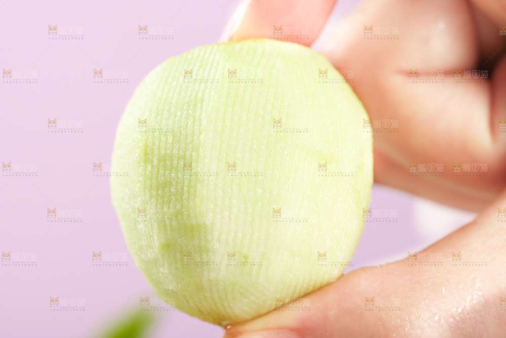 手里拿着枣子