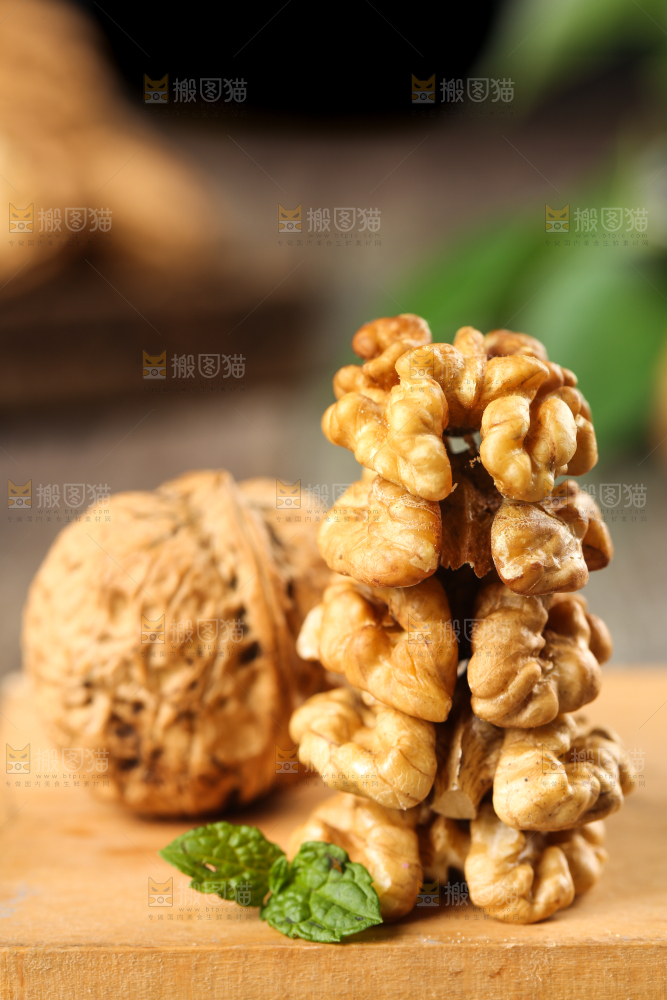 木底上摆放着大核桃