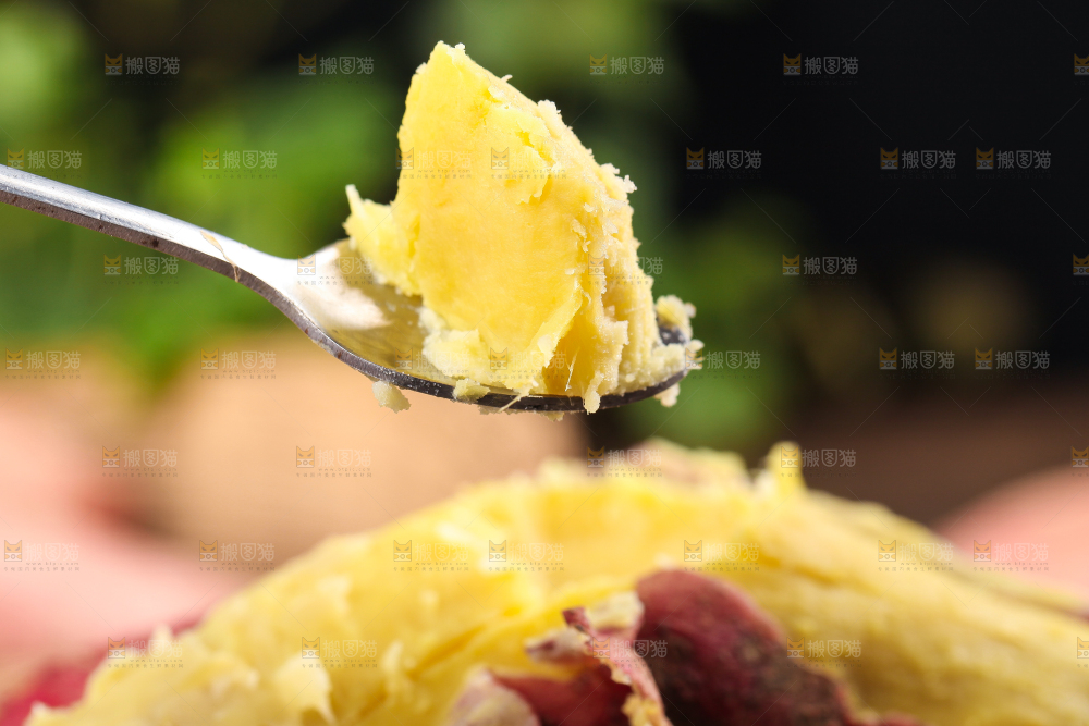 勺子上的黄心蜜薯