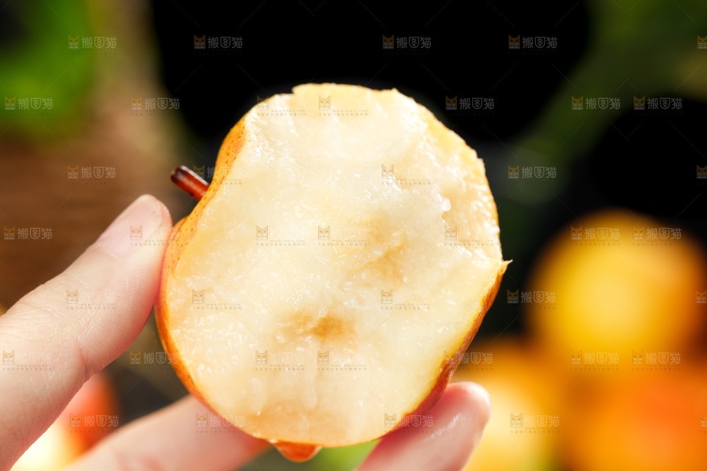手里拿着梨子