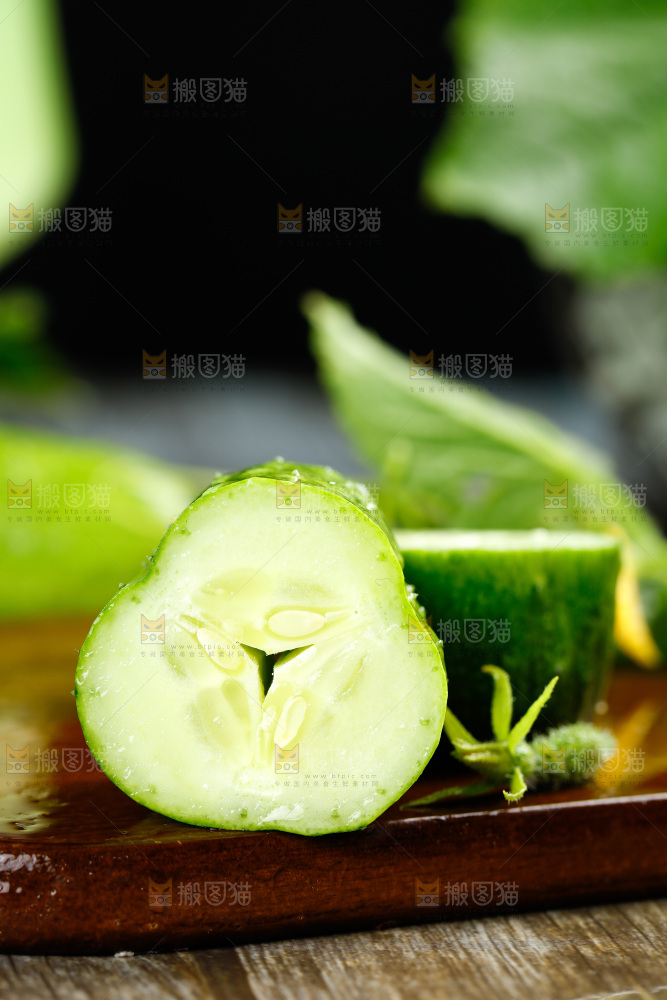 深底上摆放着小青瓜