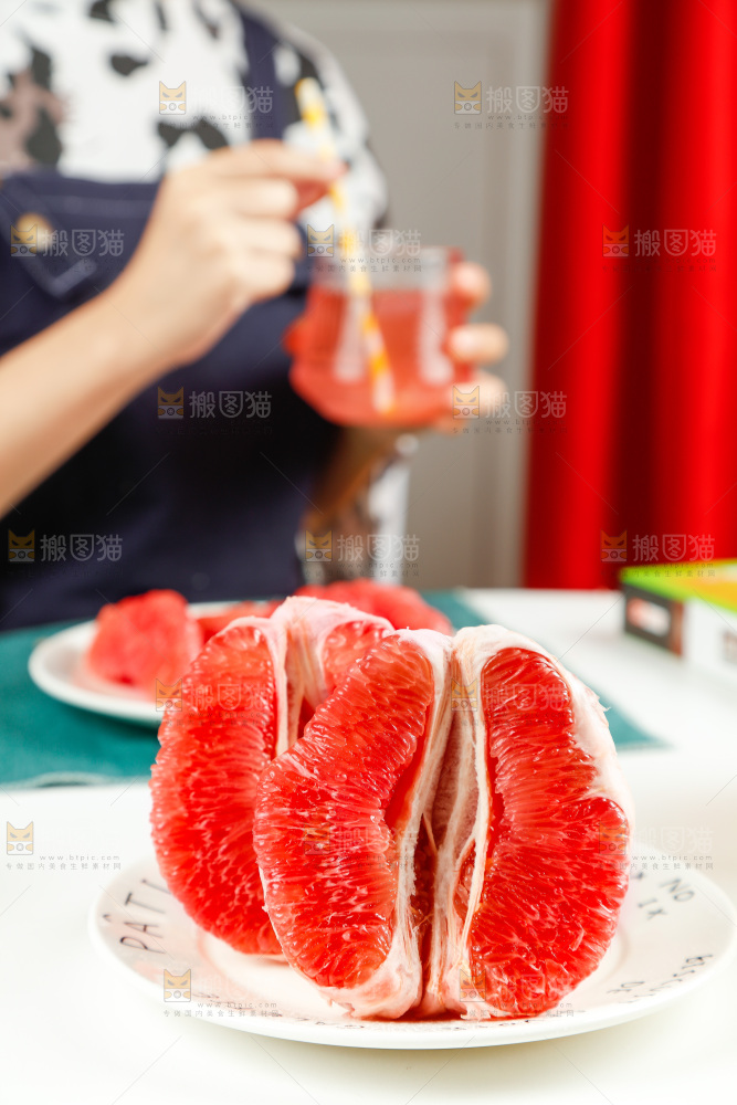 碟子里放着红心蜜柚
