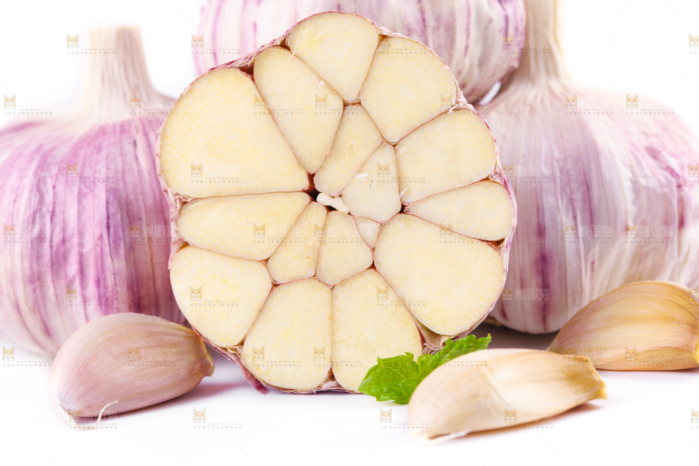 白底上摆放着大蒜