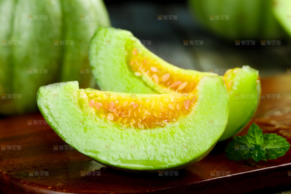 木底上摆放着绿宝石瓜
