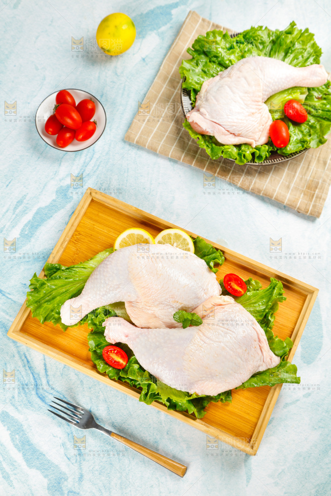 盘子里装着鸡腿