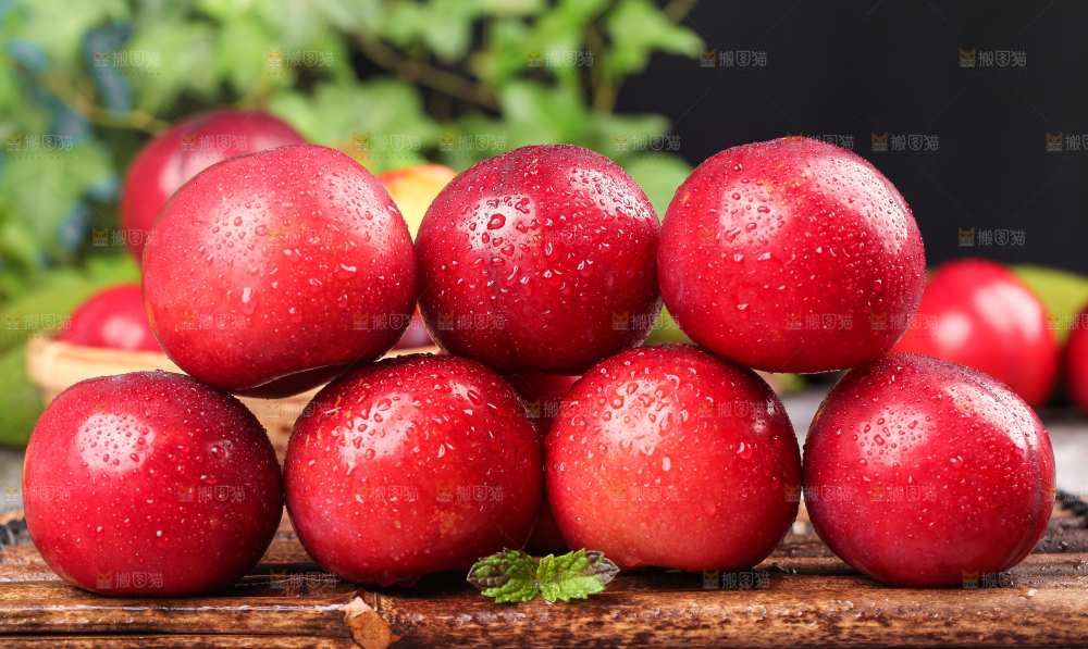 木底上放着红李子