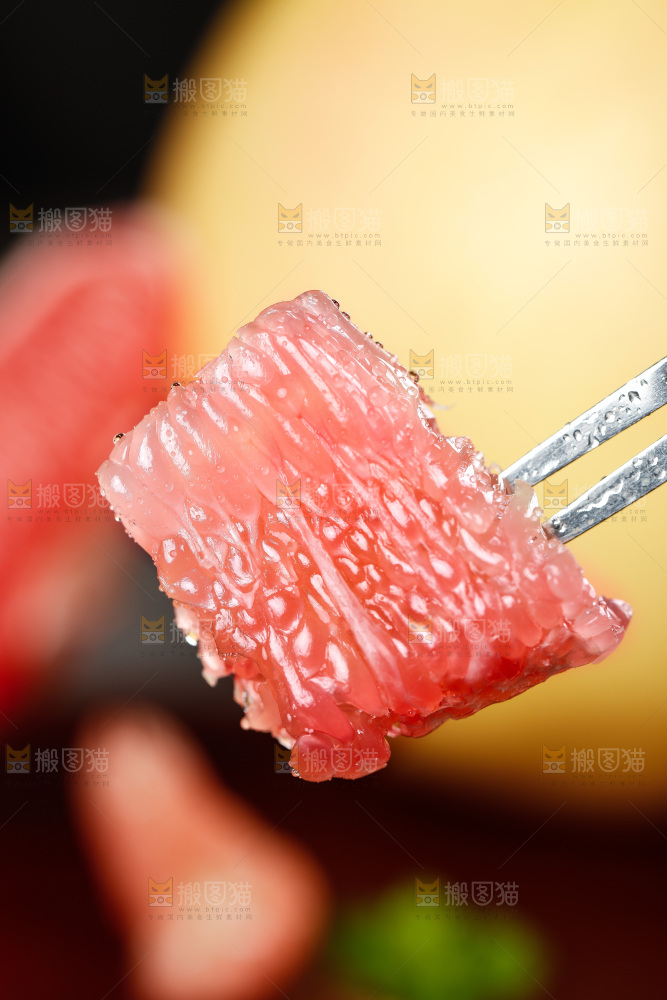 叉子叉着红心蜜柚