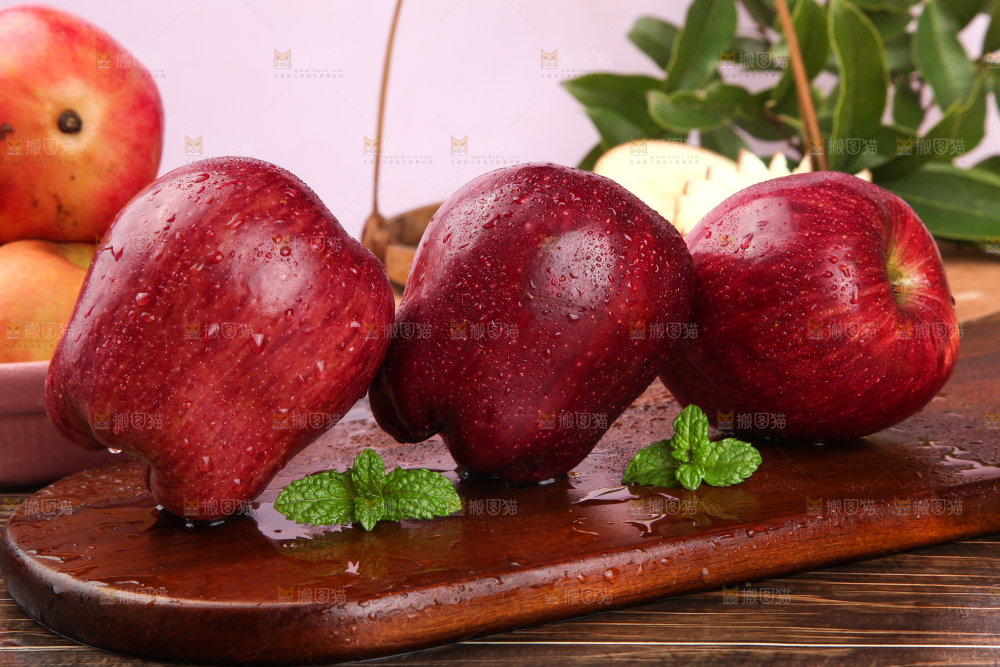 深底上放着花牛苹果