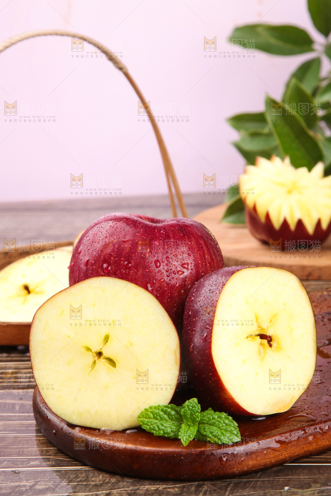 深底上放着花牛苹果