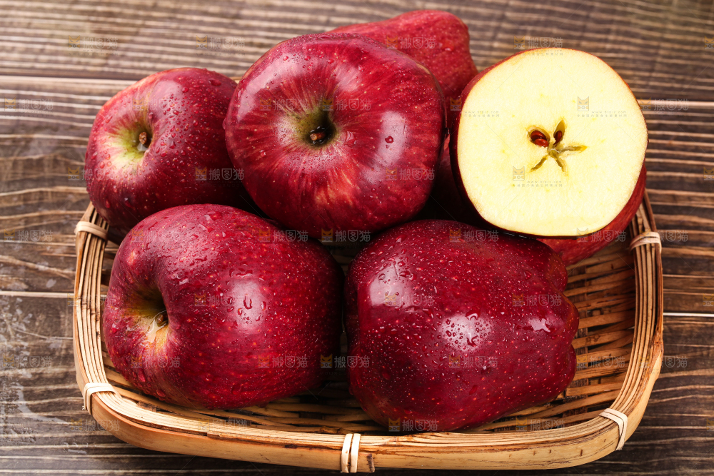 篮子里装着花牛苹果