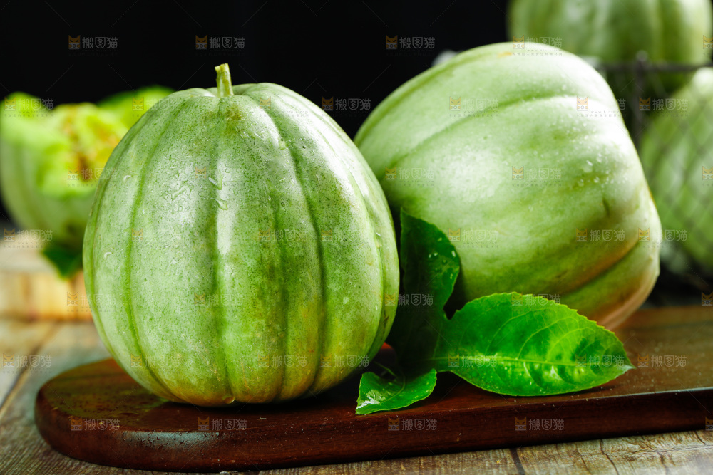 木底上摆放着绿宝石瓜