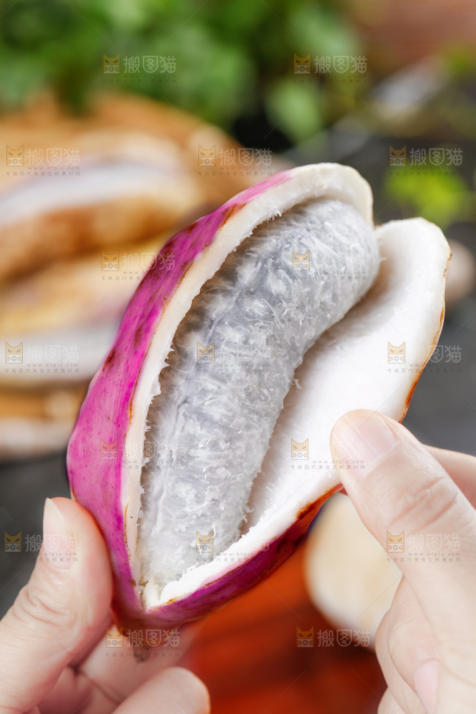 手里拿着八月炸