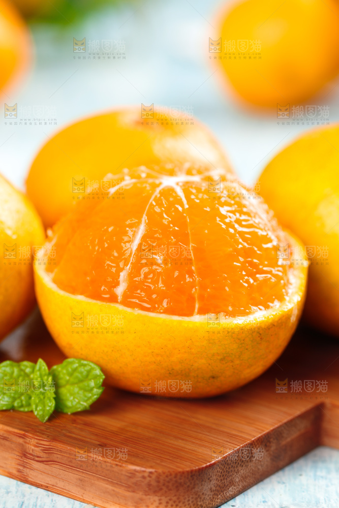 木底上摆放着蜜橘