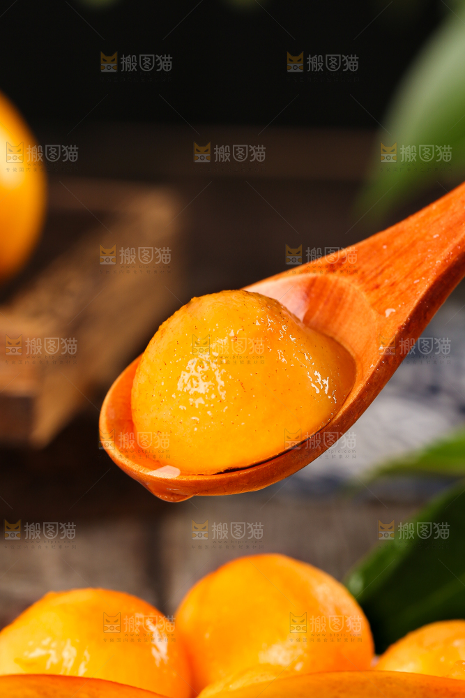 勺子上放着切块的柿子
