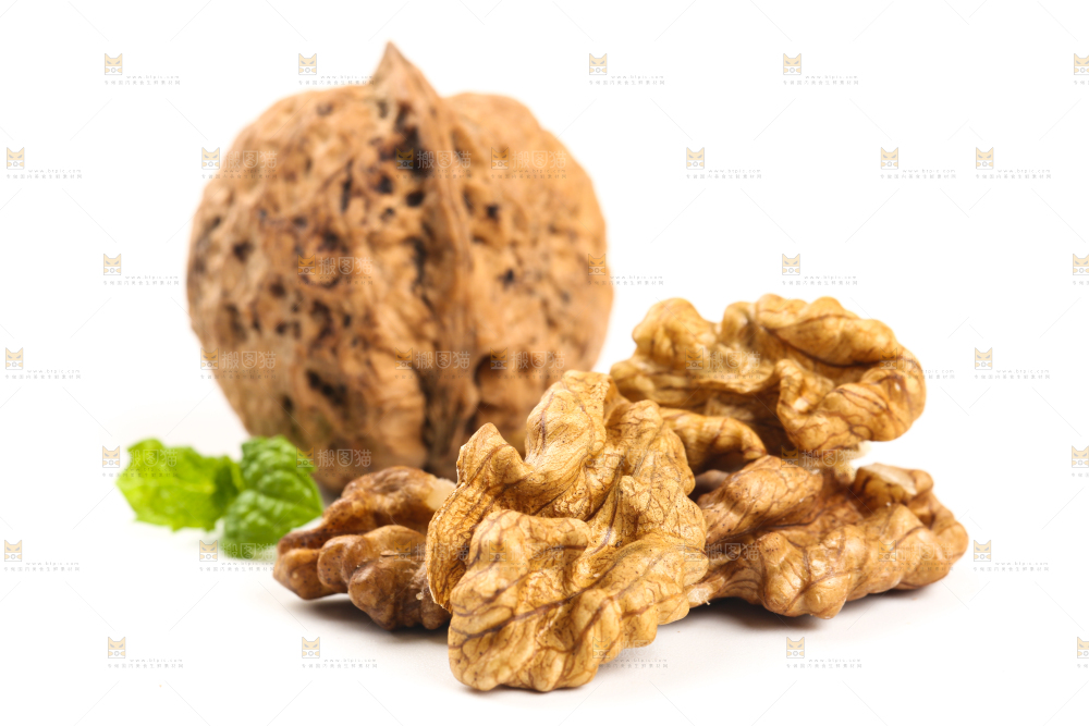 白底上放着核桃