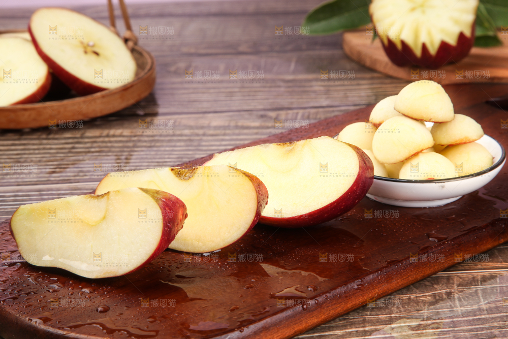 深底上放着花牛苹果