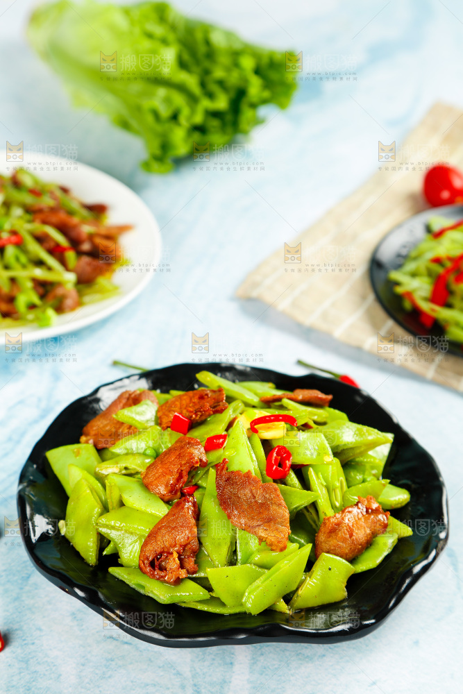 盘子里装着扁豆炒肉