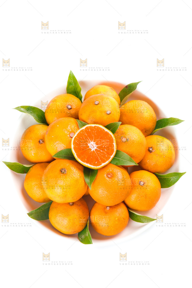 盘子里放着蜜橘