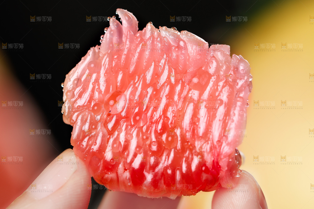 手里拿着红心蜜柚